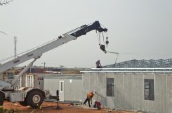 Een geprefabriceerd mijn bouwplaats in Senegal