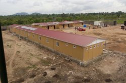Karmod voltooide militaire faciliteiten in Nigeria